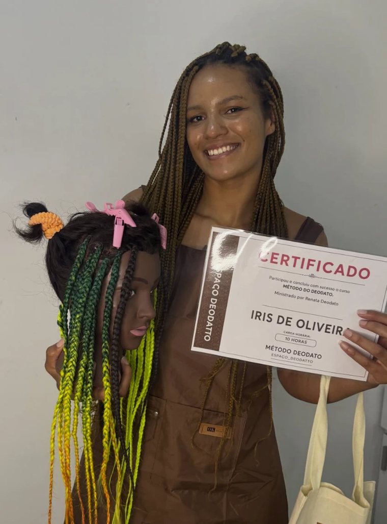 Iris de Oliveira com o certificado do Método Deodato